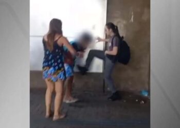 Câmera flagra policial militar se recusando ajudar e chutando jovem negro