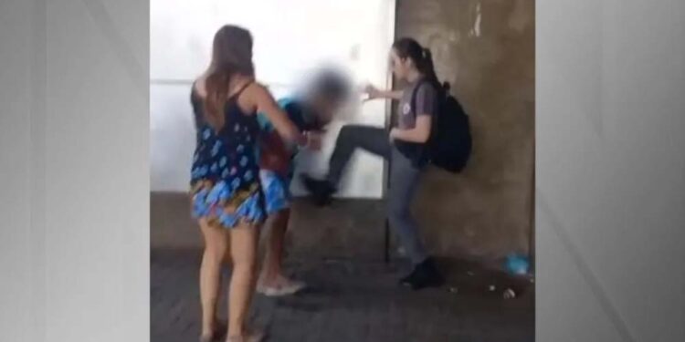 Câmera flagra policial militar se recusando ajudar e chutando jovem negro