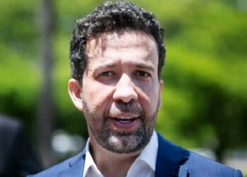 Janones foi flagrado cobrando parte dos salários de seus servidores