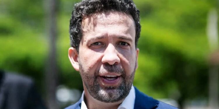 Janones foi flagrado cobrando parte dos salários de seus servidores