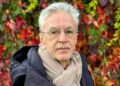 Caetano Veloso tenta resolver questão do Enem e chega a duas alternativas corretas