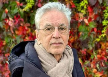 Caetano Veloso tenta resolver questão do Enem e chega a duas alternativas corretas