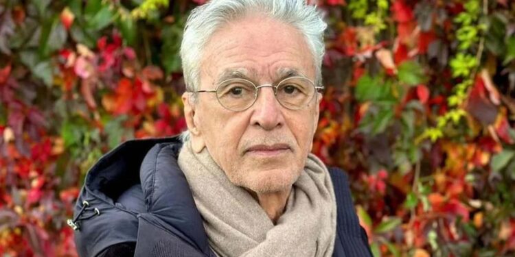 Caetano Veloso tenta resolver questão do Enem e chega a duas alternativas corretas