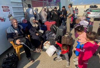 Impasse com ambulâncias impede saída do grupo. Foto: REUTERS/Arafat Barbakh