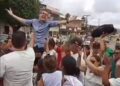 Ex-vereador foi carregado nos braços por simpatizantes