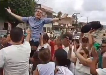 Ex-vereador foi carregado nos braços por simpatizantes