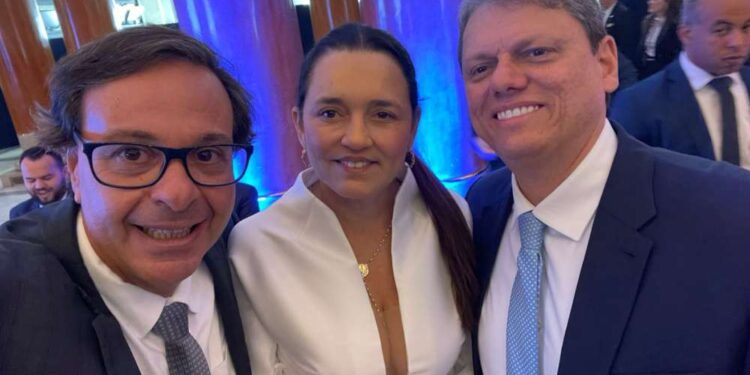 Ex-ministro Gilson Machado, sua esposa Sarita e o governador Tarcísio de Freitas