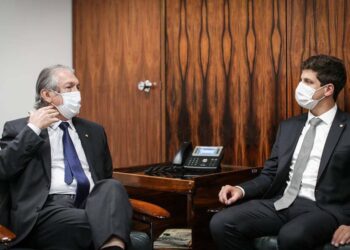 O deputado federal Luciano Bivar e o prefeito João Campos (PSB) durante reunião