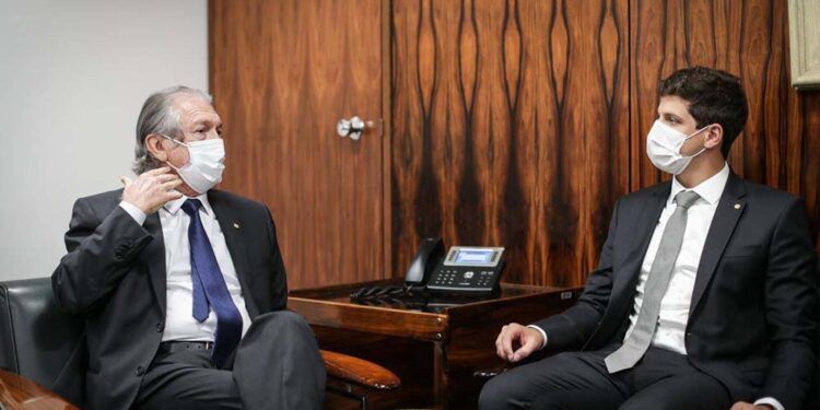 O deputado federal Luciano Bivar e o prefeito João Campos (PSB) durante reunião