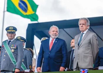 O comandante das Forças Armadas, Tomas Paiva, o presidente Lula e o ministro da Defesa, José Múcio