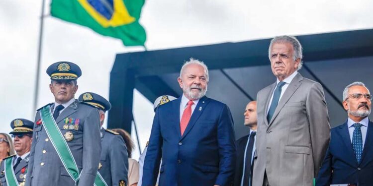 O comandante das Forças Armadas, Tomas Paiva, o presidente Lula e o ministro da Defesa, José Múcio