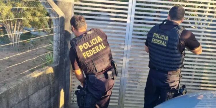 Polícia Federal deflagra operação contra grupo miliciano em Feira de Santana, na Bahia.