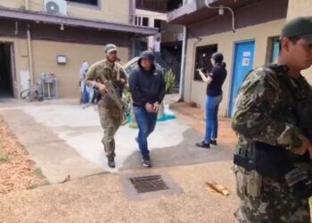 Esquema de tráfico de armas internacional: Empresário é apontado como peça central.