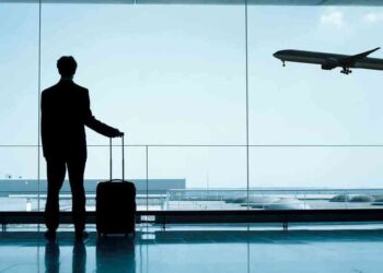 Ex-presidente Bolsonaro informa ausência do país para participar da posse do presidente eleito da Argentina.