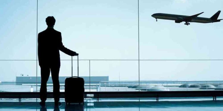 Ex-presidente Bolsonaro informa ausência do país para participar da posse do presidente eleito da Argentina.