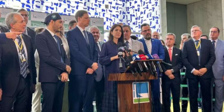 Deputados, senadores e empresários defendem derrubada do veto à desoneração.