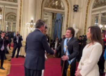 Ex-ministro Gilson Machado Neto é barrado durante cumprimentos na posse do presidente argentino.