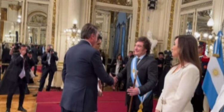 Ex-ministro Gilson Machado Neto é barrado durante cumprimentos na posse do presidente argentino.