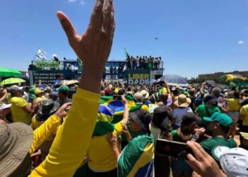Protesto em Brasília contra indicação de ministro para o STF e em memória de preso falecido.
