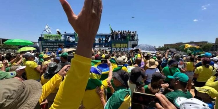 Protesto em Brasília contra indicação de ministro para o STF e em memória de preso falecido.