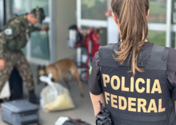 Jovem de 18 anos é presa com anabolizantes e produtos eletrônicos no Aeroporto do Recife.