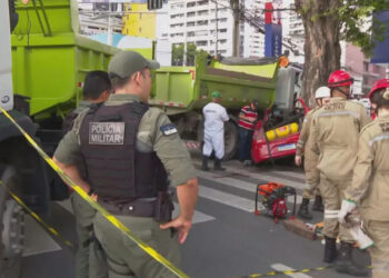 Caminhão da prefeitura colide com carro e deixa duas vítimas mortas.
