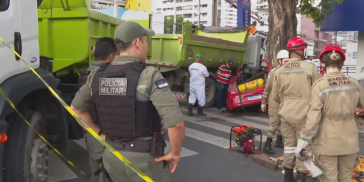 Caminhão da prefeitura colide com carro e deixa duas vítimas mortas.