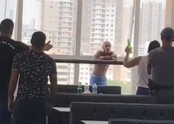 Testemunhas gravaram toda a cena dentro e fora do prédio