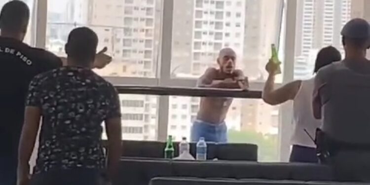 Testemunhas gravaram toda a cena dentro e fora do prédio