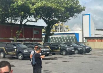 Polícia Federal realiza buscas em investigação sobre impactos da mineração da Braskem em Maceió.