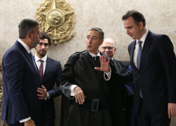 O presidente da Câmara, Arthur Lira (PP), o ministro Roberto Barroso (STF) e o presidente do Senado, Rodrigo Pacheco (PSD)