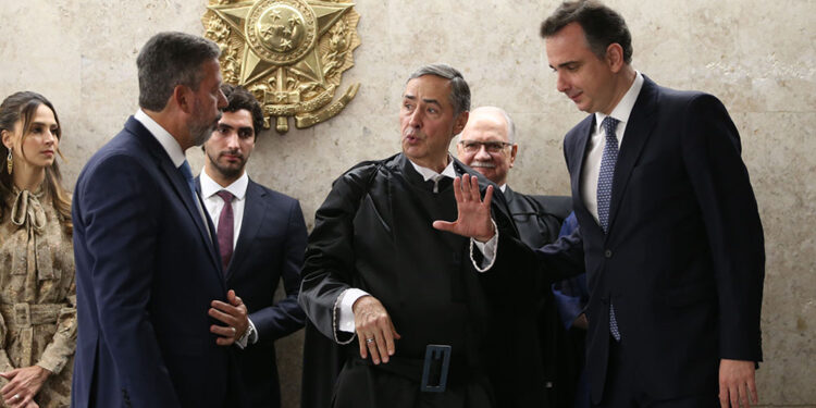 O presidente da Câmara, Arthur Lira (PP), o ministro Roberto Barroso (STF) e o presidente do Senado, Rodrigo Pacheco (PSD)