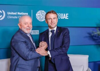 Os presidentes Lula e Emmanuel Macron na COP 28, em Dubai