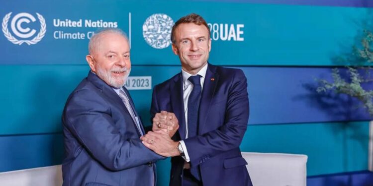 Os presidentes Lula e Emmanuel Macron na COP 28, em Dubai