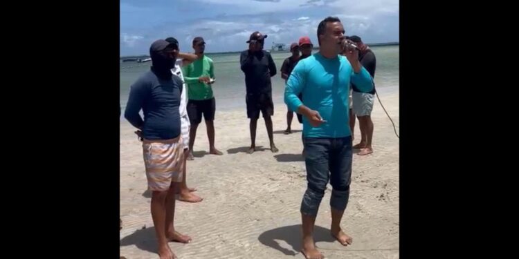 Barqueiros protestaram em Tamandaré o descumprimento de decreto estadual