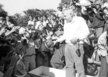 Legista segura crânios de Josef Mengele durante exumação, em 1985