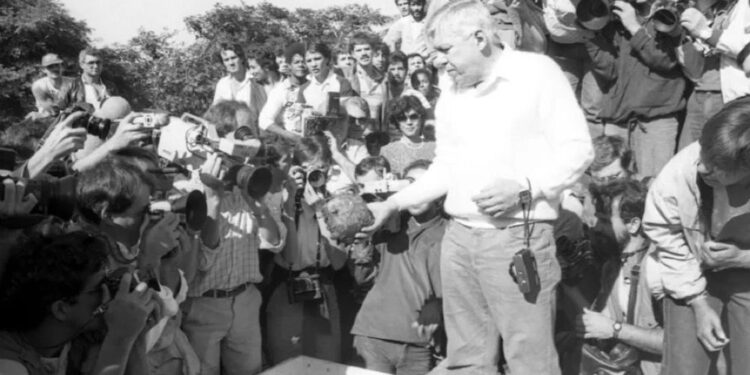 Legista segura crânios de Josef Mengele durante exumação, em 1985