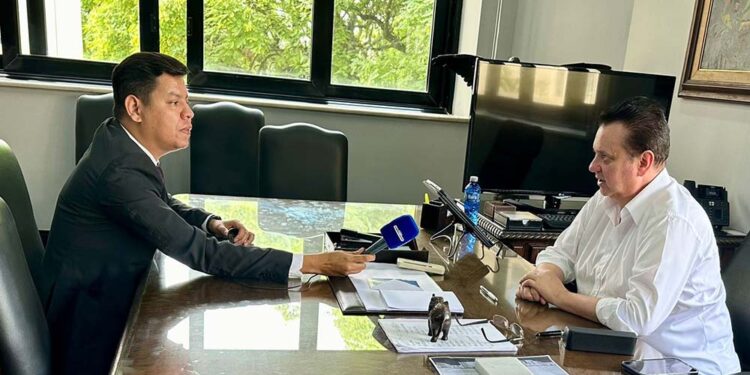 O jornalista Alberes Xavier, e o presidente do PSD, Gilberto Kassab