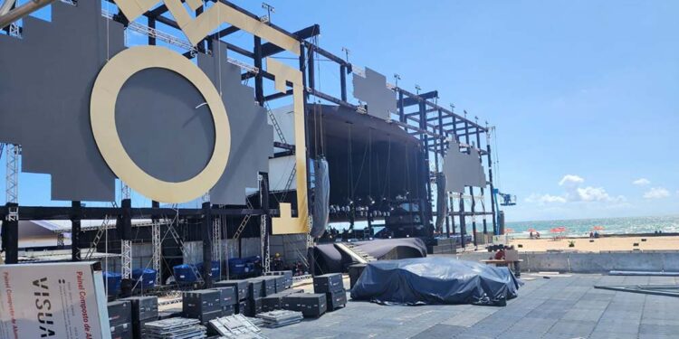 Estrutura de palco tem 700 metros quadrados