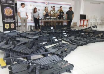 Armas apreendidas no Paraguai durante a operação contra quadrilha comandada por Diego Dirísio.