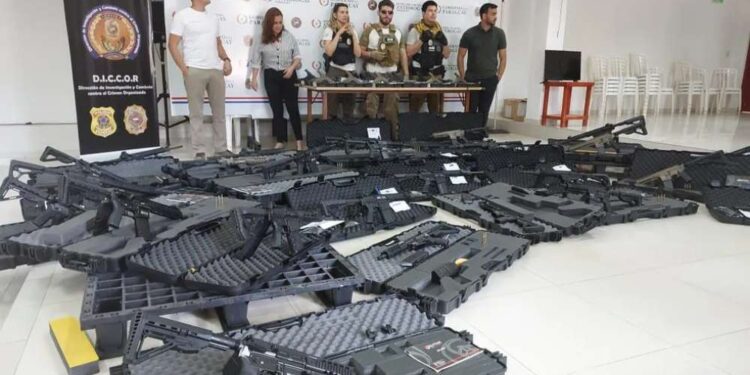 Armas apreendidas no Paraguai durante a operação contra quadrilha comandada por Diego Dirísio.