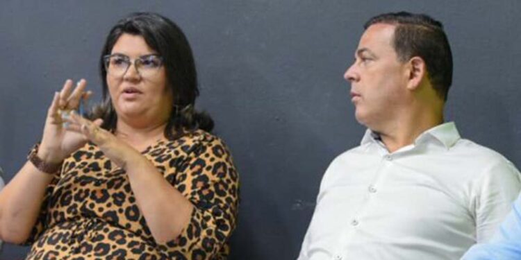a Secretária de Educação, Wilza Vitorino, é prima do Prefeito Sivaldo Albino
