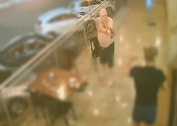 Após agredir uma mulher, agente foi confrontado por clientes incluindo uma delegada, que foi ferida no pé com um tiro.