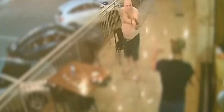 Após agredir uma mulher, agente foi confrontado por clientes incluindo uma delegada, que foi ferida no pé com um tiro.