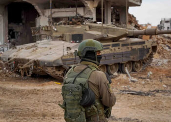 Israel retoma ataques aéreos contra o Hamas após violação de acordo de trégua.