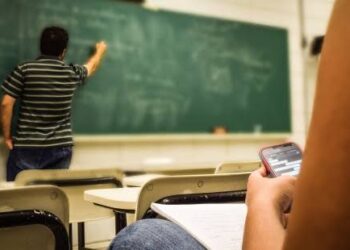 Debate sobre o uso do celular nas escolas invade o ensino brasileiro