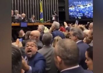 Presidente da Câmara cobra posicionamento dos partidos após briga no plenário.