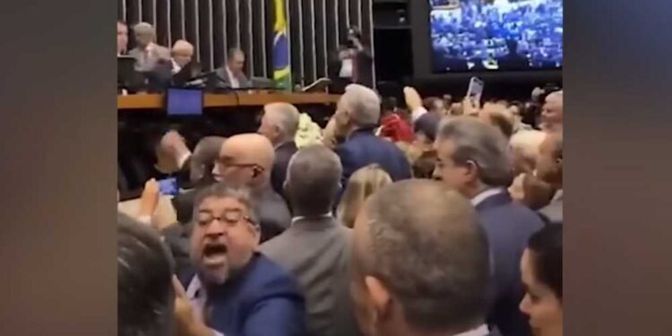 Presidente da Câmara cobra posicionamento dos partidos após briga no plenário.