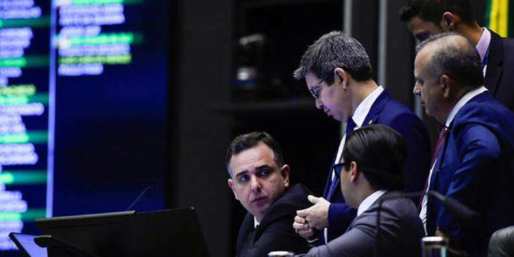 Congresso aprova Orçamento 2024 com ‘fundão’ eleitoral com cifra bilionária para disputa municipal.