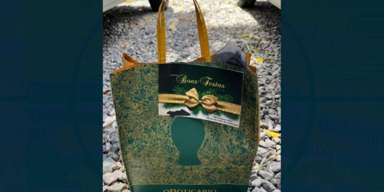 Funcionários do DER recebem brinde de Natal, mas iniciativa gera constrangimentos.